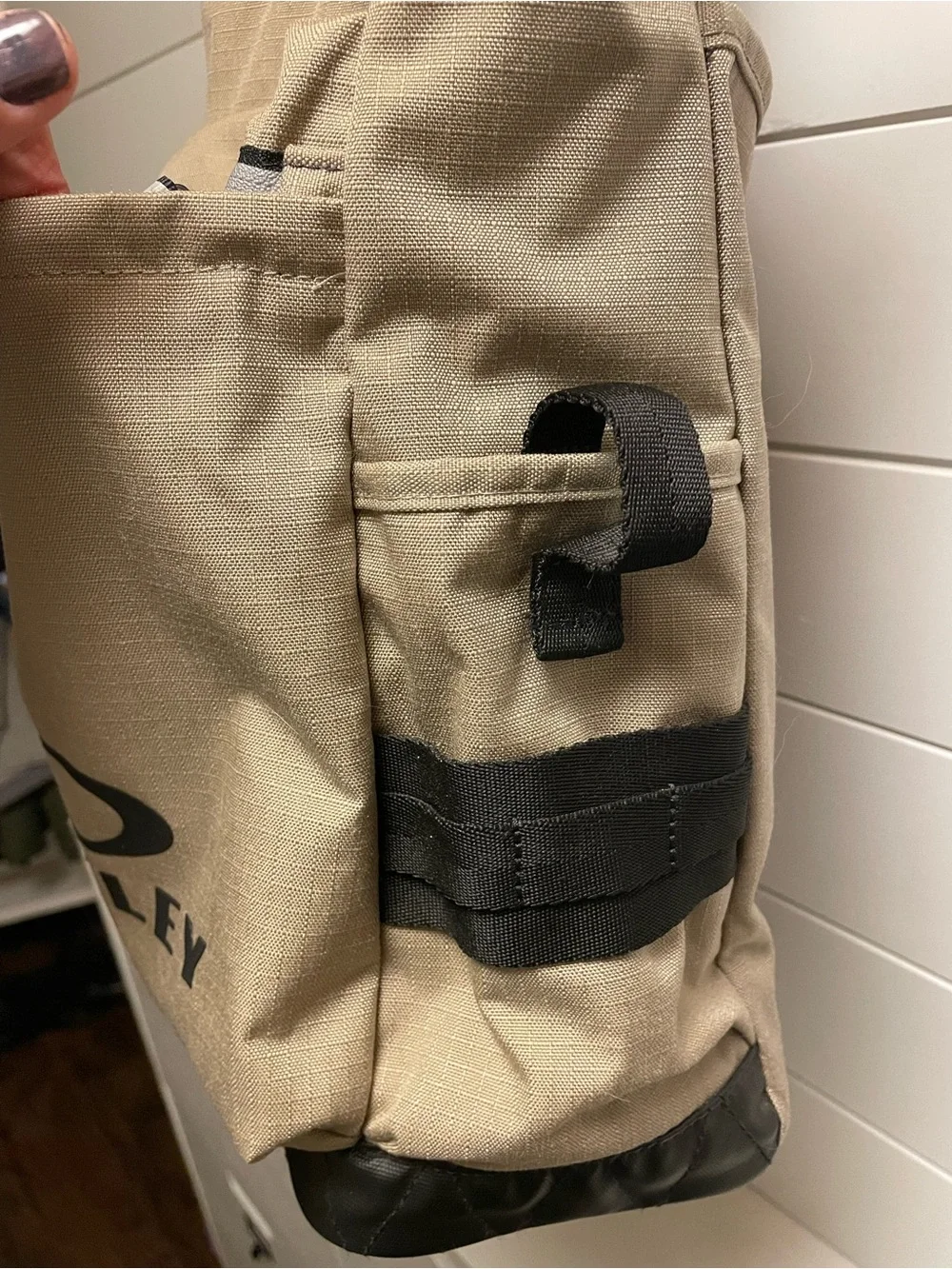 Oakley spacious messenger